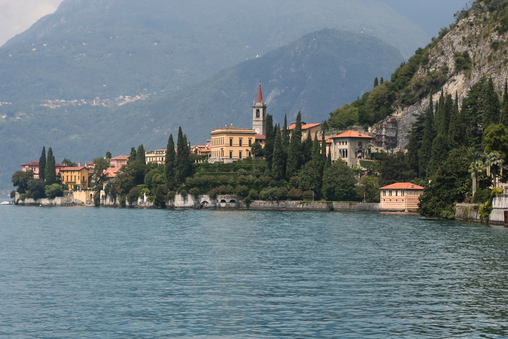 Vue de la villa Cipresi depuis le jardin de l
a villa Monastero